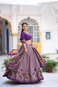 ชุดเลเฮนกาโชลีสำหรับงานเทศกาล ประดับลูกไม้ พร้อมลายพิมพ์สวยงามและประกายวิบวับสุดโดดเด่น - Product Image 6