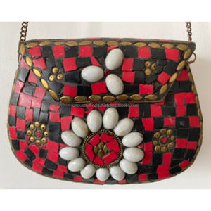 Pochette mosaïque en résine multicolore et laiton avec motif rouge vert et doré Sac à main de fête fait à la main pour les événements de mariage des femmes - Product Image 5