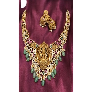 Ensemble collier et boucles d'oreilles élégants en laiton plaqué or antique de qualité supérieure pour femmes, idéal pour les occasions de mariage et les cadeaux. - Product Image 1