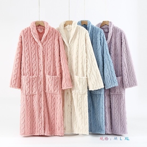 Peignoir en coton axé sur le confort avec logo brodé, conçu pour la relaxation, l'hôtellerie et le bien-être - Product Image 6