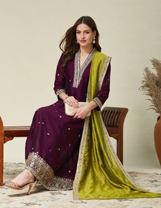 Elegante Conjunto de Kurta Beige para Mujer, Estilo Vichitra Tradicional, con Protección Solar y Dupatta Bordada en Color Vino - Product Image 1