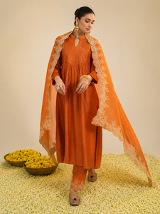 Conjunto de Kurta Premium Gumaan para Mujer, Tradicional, para Bodas y Diwali, de Viscosa, Seda Cruda y Organza, Tejido, Largo hasta el Tobillo, Corte Regular - Product Image 2