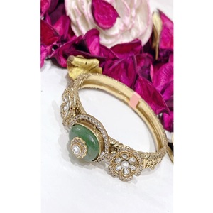 Pulsera de diseño clásica con acabado dorado de la mejor calidad y aspecto de piedras, para mujeres, colección para bodas y fiestas, para mujeres y niñas. - Product Image 1