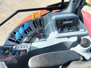 Tractor Agrícola M7-132 de 120HP 4WD con Transmisión por Engranajes para Uso Agrícola, Garantía de Más de 5 Años - Product Image 3