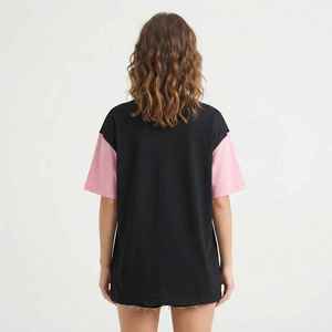 T-shirt décontracté à col en V et manches courtes pour femme Hawk Eye, coupe ample, bicolore noir et rose, 100 % coton, avec logo imprimé - Product Image 2