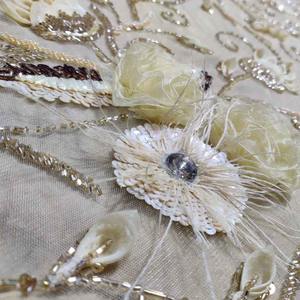 Tela de encaje floral 3D multicolor premium con cuentas y lentejuelas bordadas en malla para vestidos de noche de alta gama y vestidos de cóctel. - Product Image 1