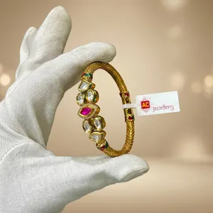 Bracelet de charme Kundan traditionnel indien Bhargavi avec motif floral, bijoux de mariage pour la mariée, fournisseur en gros - Product Image 2