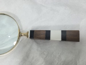 Lupa de Mano de Lujo con Marco de Latón y Mango Geométrico de Madera y Resina, Herramienta de Lectura Decorativa Vintage para Escritorio - Product Image 5