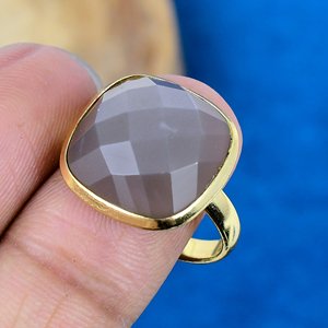 Bague artisanale en pierre de lune grise en forme de coussin, or 18 carats micro-plaqué, argent sterling 925 - Product Image 3