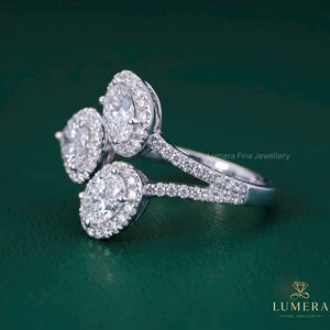 Anillo de compromiso ovalado con tres diamantes en forma de pera, halo múltiple, diamante cultivado en laboratorio, anillo de regalo de aniversario - Product Image 4