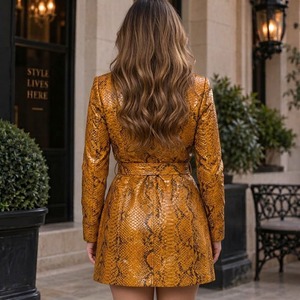 Manteau long en cuir de python gaufré doux pour femme avec doublure en soie, motif de peau de serpent exotique de luxe, cadeau pour elle - Product Image 6