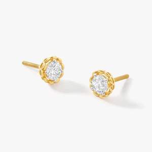 ต่างหูเพชรทรงกลม CVD เพาะเลี้ยงในห้องปฏิบัติการ รับรองโดย IGI ทองคำ 14K สีเหลือง น้ำหนัก 2 กรัม ระดับความสะอาด VS1 สี FG เครื่องประดับหรูหราสำหรับผู้หญิง เหมาะสำหรับเจ้าสาว งานละเอียดประณีต รับผลิตแบบ OEM - Product Image 4