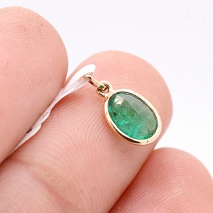 จี้ทองคำแท้ 14k สีเหลือง ประดับมรกตธรรมชาติ รับรองโดย GIA ดีไซน์คลาสสิคหรูหรา หินแห่งความสงบสุข ขายส่งเครื่องประดับ - Product Image 5