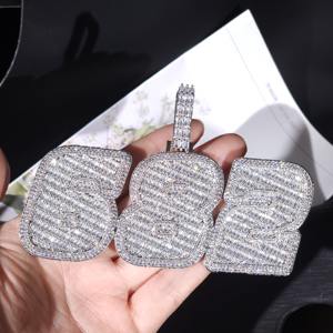 สร้อยคอชื่อสั่งทำแบบ Iced Out พร้อมโซ่คิวบันเพชรขนาด 20 มม., จี้ตัวอักษรและตัวเลขทรงบาแกตต์, เครื่องประดับฮิปฮอป - Product Image 1