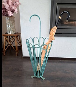 Décoration d'entrée de maison qui ajoute une touche vintage et élégante aux entrées de maison tout en gardant les parapluies bien rangés, provenant d'Inde. - Product Image 1