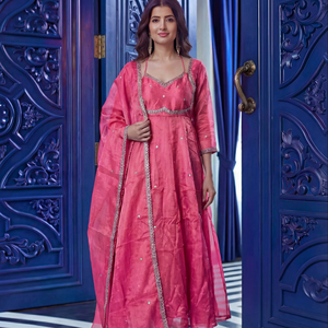 RICH LOOK Ramdev Trading Prenda Étnica de Seda con Bordado y Lentejuelas, Kurta/Kurti, Ropa Festiva, Precio al por Mayor, En Stock, Pura - Product Image 1