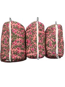 Bolsa de Cosméticos Acolchada Floral Color Verde Azulado de Lujo |   Bolsa de Maquillaje de Algodón Buti Rosa Hecha a Mano con Lámina Impermeable |   Obra Maestra de Viajes - Product Image 2