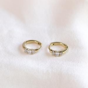 Pendientes de Aro Huggie de Oro Amarillo Sólido de 14K con Moissanita, Estilo Minimalista de Tres Piedras con Engaste de Diamantes, Joyería para Fiesta - Product Image 4