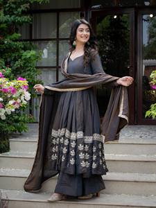Women's Black Embroidered <b>Lehenga</b> Set With <b>White</b> Floral Border Traditional Indian Pakistani Wedding Wear Floor-Length Loose Fit - Product Image 4