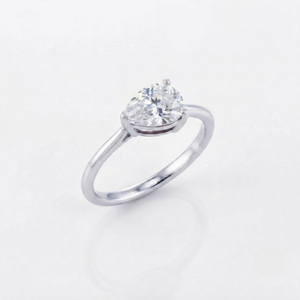 Anillo Solitario Clásico Rhaya Jewels de Plata de Ley 925 con Baño de Rodio y Circonita Corte Pera, Engaste de Garra, Delicado, para Aniversario de Mujer - Product Image 2