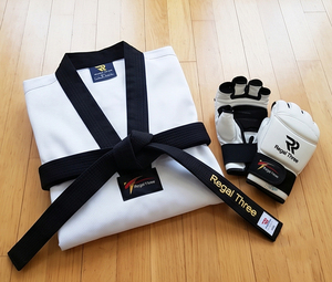 Uniforme de Taekwondo Regal Three Blanco 100% Poliéster para Artes Marciales con Cinturón Negro - Product Image 3
