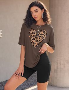 Camiseta holgada con estampado de leopardo y corazón para mujer, conjunto informal de manga corta con cuello redondo, pantalones cortos por encima de la rodilla, conjunto de 2 piezas para primavera y verano - Product Image 5