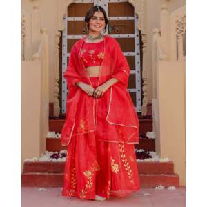 ชุดเลเฮนกาผ้าชีฟองลายดอกบัวแดงเพ้นท์มือสำหรับผู้หญิง ไซส์ XS - Product Image 3