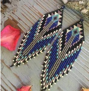 Impresionantes pendientes de cuentas de vidrio para una colección de joyería llamativa que crea un look inolvidable con detalles artesanales en las cuentas. - Product Image 2