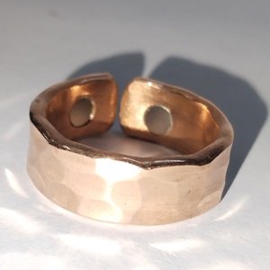 Bague magnétique en cuivre pur gravée à la mode, bague magnétique en cuivre unisexe pour le bien-être et l'arthrite - Product Image 3