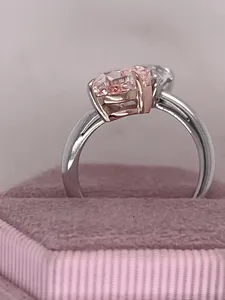 Anillo Toi et Moi de oro blanco con diamantes talla corazón en rosa y blanco, diseño abierto entrecruzado y romántico de dos piedras para compromiso - Product Image 2