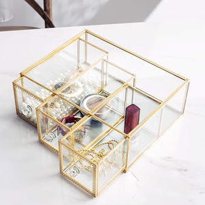Boîte de présentation en laiton et verre avec bords festonnés, finition antique, boîte à bijoux rectangulaire en verre avec cadre plaqué or, boîtes en verre - Product Image 6