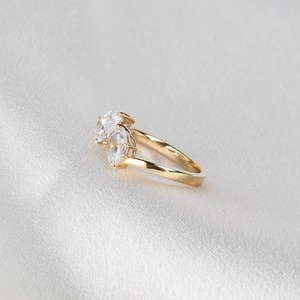 Bague Toi et Moi en or jaune 18 carats avec deux diamants de laboratoire taille poire et ovale de 1,7 ct, bague de fiançailles minimaliste, joaillerie fine - Product Image 5