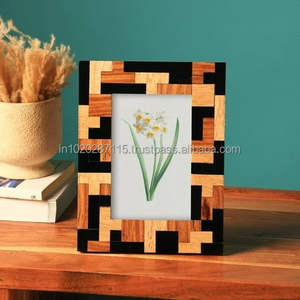 Marco de fotos de madera hecho a mano que realza las fotografías con ricas texturas y artesanía experta. - Product Image 5