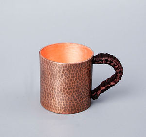 Tasse à café, thé ou bière en cuivre massif, martelée, de couleur violette, avec poignée tressée, style vintage - Product Image 1