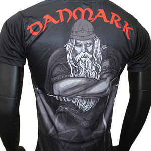 Camiseta de poliéster negra de manga corta para hombre con la bandera de Dinamarca y estampado de sublimación vikingo, estilo casual con cuello redondo y corte regular tipo jersey. - Product Image 6