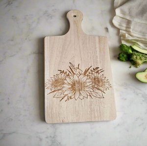 Encantadora tabla de madera de mango con un elegante ramo de girasoles grabado. Perfecto para cocinas rústicas, a precio de mayorista. - Product Image 1