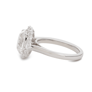 Bague de fiançailles certifiée en or blanc massif 18 carats avec diamant de laboratoire de 3 carats, taille ancienne ovale, style halo et bordure festonnée ronde - Product Image 3