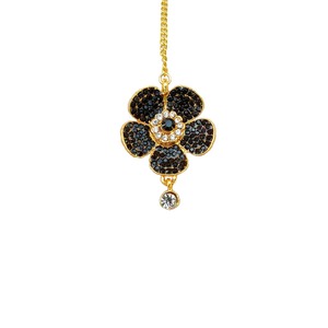 Elegante Maang Tikka con Flores de Pedrería, Piedra Central Verde y Cristal Colgante para Accesorio de Pelo de Boda - Product Image 3
