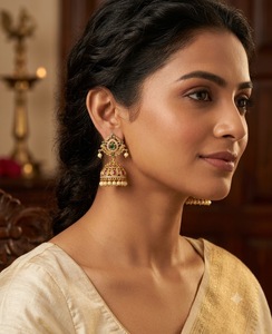 Boucles d'oreilles Jhumka traditionnelles indiennes en gros, plaquées or, bijoux de temple, travail AD, perles pendantes, pour tenues ethniques - Product Image 4