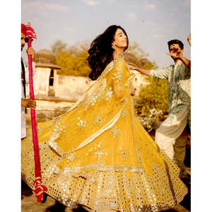 Lehenga Choli fait main coupe trapèze pour tenue de soirée en tissu organza avec crop top et travail complexe de miroirs en papier - Product Image 4
