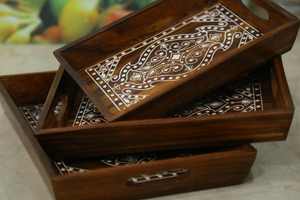 Ensemble de plateaux en bois rustique, plateaux de service en sheesham faits à la main avec bords sculptés - Product Image 5