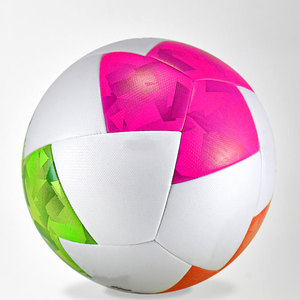 Ballon de football professionnel hybride en PU avec panneaux colorés pour les matchs internationaux et l'entraînement, fabriqué au Pakistan - Product Image 1