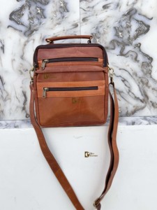 Bolso de hombro de viaje de cuero Crunch de diseñador único, bolso de mensajero de moda para hombre, bolso cruzado pequeño de diseñador para mujer - Product Image 2