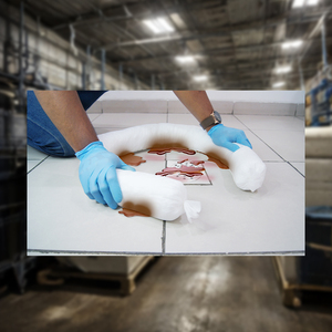 Barrera Absorbente de Polipropileno 650 para Control de Derrames de Petróleo Hidrocarbúrico, Fabricante OEM, Uso Industrial y Marino - Product Image 1