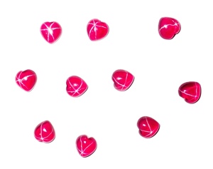 Cœur de rubis étoilé transparent 12x12 mm 8 carats, cabochon poli créé en laboratoire avec effet étoile à 6 branches pour la fabrication de bijoux - Product Image 1