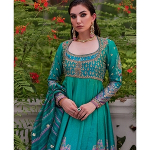 Traje de Seda Verde Esmeralda al por Mayor 2026 con Bordado a Mano y Dupatta Estampada - Colección Ssumaira para Fiestas, Sin Arrugas - Product Image 4