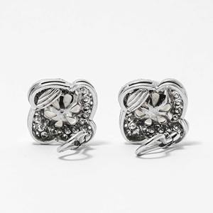 ต่างหูทอง 14K ประดับเพชรเพาะเลี้ยงและมุกทรงดอกไม้ รับรองโดย IGI ชุบโรเดียม ของขวัญสุดหรูสำหรับคุณแม่ เหมาะสำหรับงานแต่งงานและงานเลี้ยง - Product Image 4