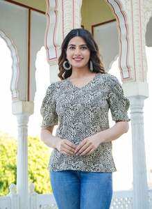 เสื้อท่อนบนผ้าเรยอนสีดำพิมพ์ลายดอกไม้สำหรับผู้หญิง ทรงปกติ แขนพอง คอวี ออกแบบมาเพื่อการสวมใส่ลำลองในช่วงเย็นและทุกวัน - Product Image 4