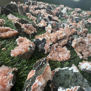 Minéraux Shivaay : Spécimens de cristal de Heulandite naturelle orange en forme libre, écologiques pour la décoration intérieure - Product Image 1