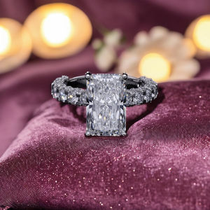 Bague de fiançailles en or 14 carats avec diamant de laboratoire avec centre de coupe rayonnante de 5 carats et pierres latérales rondes plaquées rhodium certifiées IGI - Product Image 1